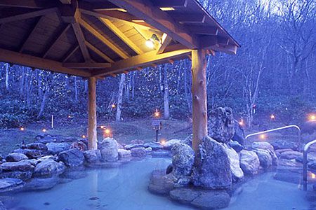 日暮れとともに螢をイメージした幻想的なイルミネーションが瞬き、森林浴気分を味わえる開放的な露天風呂