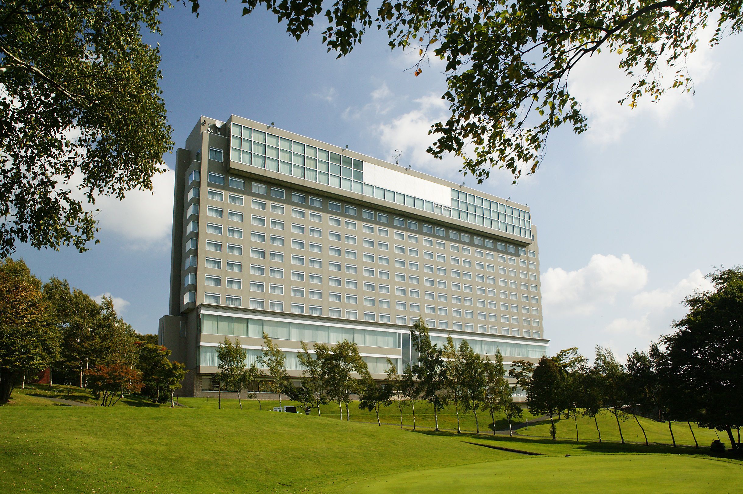 天然温泉・エステ・プール・ フィットネスジム・テニスコート等を備えたアーバン型リゾートホテルです。