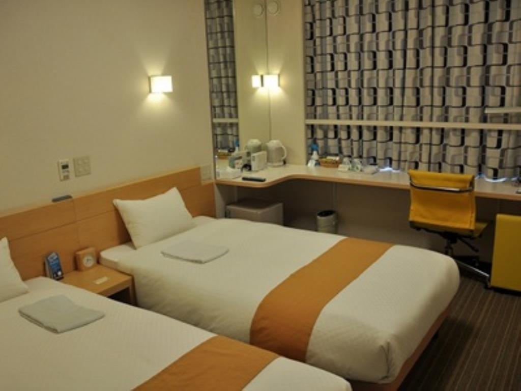 米ホテルシェアNo.１を誇るサータ社製ポケットコイルスプリングマットレスを使用した1030mmシングルサイズのベッドに清潔なデュベスタイルを採用。