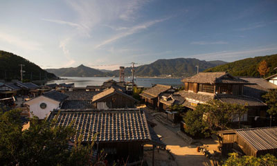 映画『二十四の瞳』のロケセットを改築した日本映画・文学のテーマパーク。瀬戸内海を見渡せる海岸沿いに木造校舎や村が再現され昭和初期のノスタルジックな雰囲気。